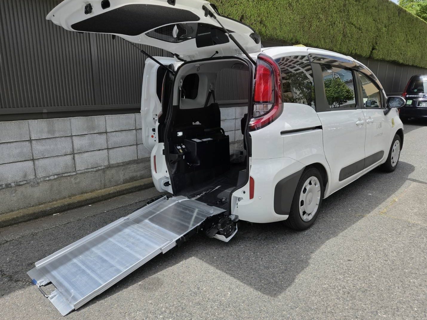 スロープを出したUD車両の後ろ姿